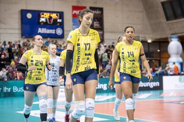 Sichtlich enttaeuscht nach verlorenem Satz Allianz MTV Stuttgart - SSC Palmberg Schwerin, Volleyball Bundesliga, Frauen, VBL, Saison 2023 24, Deutsche Meisterschaft Finale - Spiel 2, 17.04.2024, Stuttgart (SCHARRena), DEU GER, Allianz MTV Stuttgart - SSC Palmberg Schwerin, Volleyball, Bundesliga, easycredit VBL, Deutsche Meisterschaft Finale Spiel 2, Spielzeit 2023 2024, 17.04.2024 Stuttgart Copyright: xSandyxDinkelackerx EP_SDR