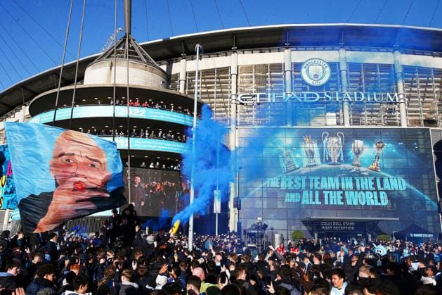 A general view of fans at the Etihad Stadium greeting the team bus Manchester City v Real Madrid, UEFA Champions League, Quarter Final, Second Leg, Football, Etihad Stadium, Manchester, UK - 17 Apr 2024 EDITORIAL USE ONLY No use with unauthorised audio, video, data, fixture lists, club league logos or live services. Online in-match use limited to 120 images, no video emulation. No use in betting, games or single club league player publications. Copyright: xMattxWest Shutterstockx 14434933l