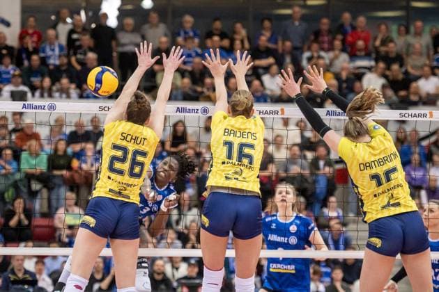 Susan Schut (SSC Palmberg Schwerin, 26), Indy Baijens (SSC Palmberg Schwerin, 16), Elles Dambrink (SSC Palmberg Schwerin, 15) - Schweriner Block vs. Krystal Rivers (Allianz MTV Stuttgart, 13) Allianz MTV Stuttgart - SSC Palmberg Schwerin, Volleyball Bundesliga, Frauen, VBL, Saison 2023 24, Deutsche Meisterschaft Finale - Spiel 2, 17.04.2024, Stuttgart (SCHARRena), DEU GER, Allianz MTV Stuttgart - SSC Palmberg Schwerin, Volleyball, Bundesliga, easycredit VBL, Deutsche Meisterschaft Finale Spiel 2, Spielzeit 2023 2024, 17.04.2024 Stuttgart Copyright: xSandyxDinkelackerx EP_SDR