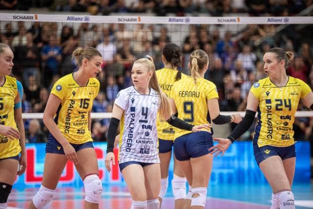 Enttaeuschte Blicke beim Team des SSC Schwerin Allianz MTV Stuttgart - SSC Palmberg Schwerin, Volleyball Bundesliga, Frauen, VBL, Saison 2023 24, Deutsche Meisterschaft Finale - Spiel 2, 17.04.2024, Stuttgart (SCHARRena), DEU GER, Allianz MTV Stuttgart - SSC Palmberg Schwerin, Volleyball, Bundesliga, easycredit VBL, Deutsche Meisterschaft Finale Spiel 2, Spielzeit 2023 2024, 17.04.2024 Stuttgart Copyright: xSandyxDinkelackerx EP_SDR