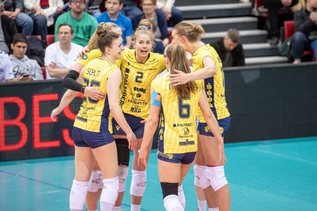 Pia Kaestner (SSC Palmberg Schwerin, 02), Mitte jubelt mit Team Allianz MTV Stuttgart - SSC Palmberg Schwerin, Volleyball Bundesliga, Frauen, VBL, Saison 2023 24, Deutsche Meisterschaft Finale - Spiel 2, 17.04.2024, Stuttgart (SCHARRena), DEU GER, Allianz MTV Stuttgart - SSC Palmberg Schwerin, Volleyball, Bundesliga, easycredit VBL, Deutsche Meisterschaft Finale Spiel 2, Spielzeit 2023 2024, 17.04.2024 Stuttgart Copyright: xSandyxDinkelackerx EP_SDR