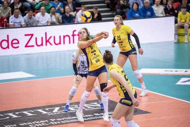 Nova Marring (SSC Palmberg Schwerin, 33) - Ballannahne Allianz MTV Stuttgart - SSC Palmberg Schwerin, Volleyball Bundesliga, Frauen, VBL, Saison 2023 24, Deutsche Meisterschaft Finale - Spiel 2, 17.04.2024, Stuttgart (SCHARRena), DEU GER, Allianz MTV Stuttgart - SSC Palmberg Schwerin, Volleyball, Bundesliga, easycredit VBL, Deutsche Meisterschaft Finale Spiel 2, Spielzeit 2023 2024, 17.04.2024 Stuttgart Copyright: xSandyxDinkelackerx EP_SDR