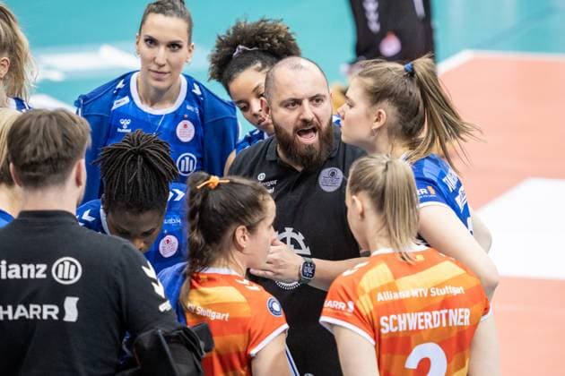 Konstantin Bitter (Trainer Allianz MTV Stuttgart) - Ansprache an das Team, Auszeit Allianz MTV Stuttgart - SSC Palmberg Schwerin, Volleyball Bundesliga, Frauen, VBL, Saison 2023 24, Deutsche Meisterschaft Finale - Spiel 2, 17.04.2024, Stuttgart (SCHARRena), DEU GER, Allianz MTV Stuttgart - SSC Palmberg Schwerin, Volleyball, Bundesliga, easycredit VBL, Deutsche Meisterschaft Finale Spiel 2, Spielzeit 2023 2024, 17.04.2024 Stuttgart Copyright: xSandyxDinkelackerx EP_SDR