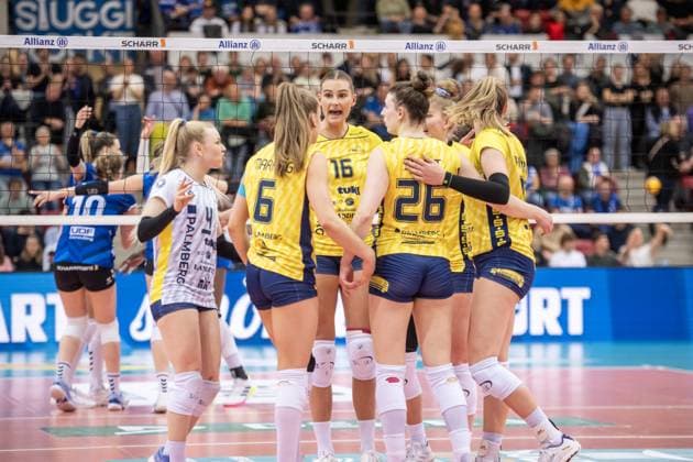 Indy Baijens (SSC Palmberg Schwerin, 16), Mitte mit Team Allianz MTV Stuttgart - SSC Palmberg Schwerin, Volleyball Bundesliga, Frauen, VBL, Saison 2023 24, Deutsche Meisterschaft Finale - Spiel 2, 17.04.2024, Stuttgart (SCHARRena), DEU GER, Allianz MTV Stuttgart - SSC Palmberg Schwerin, Volleyball, Bundesliga, easycredit VBL, Deutsche Meisterschaft Finale Spiel 2, Spielzeit 2023 2024, 17.04.2024 Stuttgart Copyright: xSandyxDinkelackerx EP_SDR
