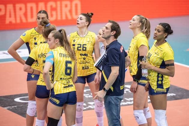 Felix Koslowski (Trainer SSC Palmberg Schwerin) mit Team Gespannte Blicke zur Videowand bei Challenge Allianz MTV Stuttgart - SSC Palmberg Schwerin, Volleyball Bundesliga, Frauen, VBL, Saison 2023 24, Deutsche Meisterschaft Finale - Spiel 2, 17.04.2024, Stuttgart (SCHARRena), DEU GER, Allianz MTV Stuttgart - SSC Palmberg Schwerin, Volleyball, Bundesliga, easycredit VBL, Deutsche Meisterschaft Finale Spiel 2, Spielzeit 2023 2024, 17.04.2024 Stuttgart Copyright: xSandyxDinkelackerx EP_SDR