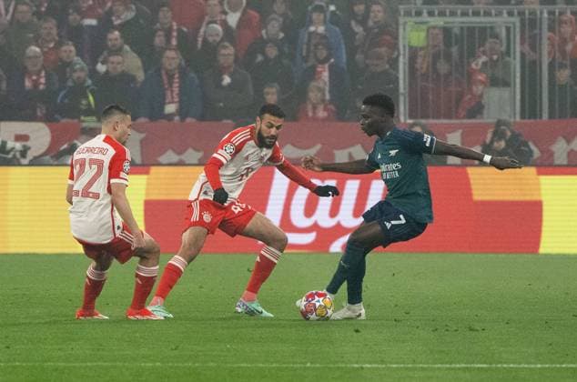 Fussball, Herren, Saison 2023 2024, Champions League (Viertelfinale, Rückspiel), FC Bayern München - Arsenal London, v. l. Raphael Guerreiro (FC Bayern München), Nouassir Mazraoui (FC Bayern München), Bukayo Saka (FC Arsenal), 17.04.2024, Copyright: xMatthiasxKochx