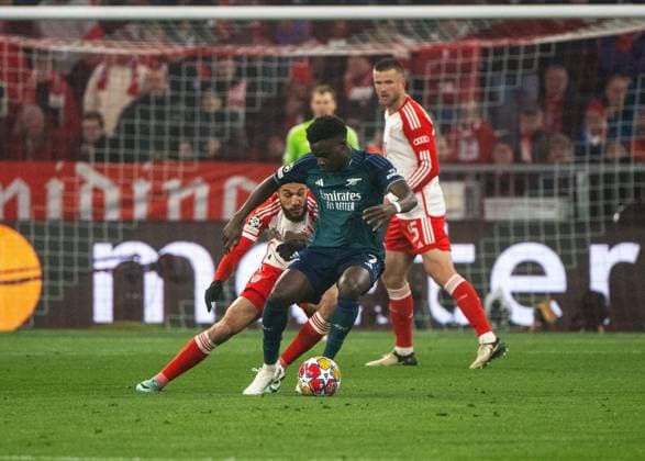 Fussball, Herren, Saison 2023 2024, Champions League (Viertelfinale, Rückspiel), FC Bayern München - Arsenal London, v. l. Nouassir Mazraoui (FC Bayern München), Bukayo Saka (FC Arsenal), Eric Dier (FC Bayern München), 17.04.2024, Copyright: xMatthiasxKochx