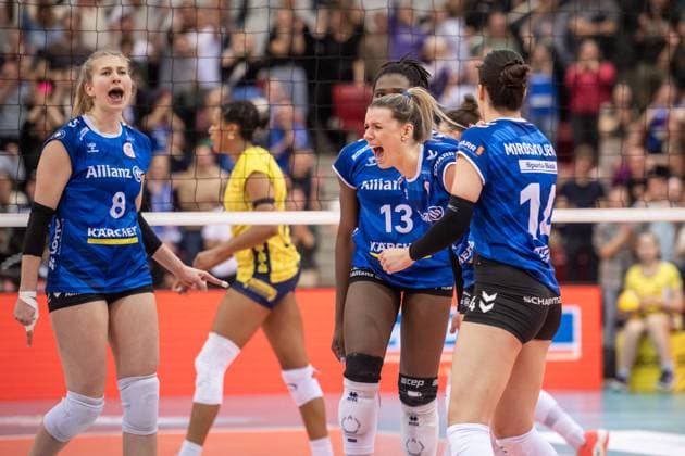 Jubelschrei - Monique Strubbe (Allianz MTV Stuttgart, 08), li. und Britt Bongaerts (Allianz MTV Stuttgart, 12), re., Team Allianz MTV Stuttgart - SSC Palmberg Schwerin, Volleyball Bundesliga, Frauen, VBL, Saison 2023 24, Deutsche Meisterschaft Finale - Spiel 2, 17.04.2024, Stuttgart (SCHARRena), DEU GER, Allianz MTV Stuttgart - SSC Palmberg Schwerin, Volleyball, Bundesliga, easycredit VBL, Deutsche Meisterschaft Finale Spiel 2, Spielzeit 2023 2024, 17.04.2024 Stuttgart Copyright: xSandyxDinkelackerx EP_SDR