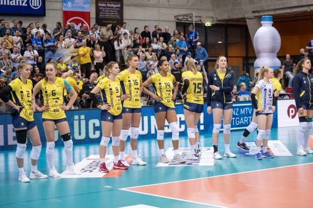 Enttaeuschte Schwerinerinnen Allianz MTV Stuttgart - SSC Palmberg Schwerin, Volleyball Bundesliga, Frauen, VBL, Saison 2023 24, Deutsche Meisterschaft Finale - Spiel 2, 17.04.2024, Stuttgart (SCHARRena), DEU GER, Allianz MTV Stuttgart - SSC Palmberg Schwerin, Volleyball, Bundesliga, easycredit VBL, Deutsche Meisterschaft Finale Spiel 2, Spielzeit 2023 2024, 17.04.2024 Stuttgart Copyright: xSandyxDinkelackerx EP_SDR