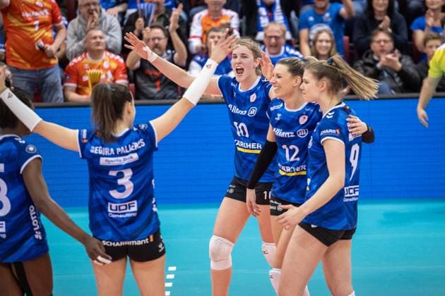 Jubel beim MTV Stuttgart Krystal Rivers (Allianz MTV Stuttgart, 13), Maria Segura Palleres (Allianz MTV Stuttgart, 03), Jolien Knollema (Allianz MTV Stuttgart, 10), Britt Bongaerts (Allianz MTV Stuttgart, 12) und Eline Timmermann (Allianz MTV Stuttgart, 09) vlnr. freuen sich, Jubel, Freude, Jubelschrei Allianz MTV Stuttgart - SSC Palmberg Schwerin, Volleyball Bundesliga, Frauen, VBL, Saison 2023 24, Deutsche Meisterschaft Finale - Spiel 2, 17.04.2024, Stuttgart (SCHARRena), DEU GER, Allianz MTV Stuttgart - SSC Palmberg Schwerin, Volleyball, Bundesliga, easycredit VBL, Deutsche Meisterschaft Finale Spiel 2, Spielzeit 2023 2024, 17.04.2024 Stuttgart Copyright: xSandyxDinkelackerx EP_SDR
