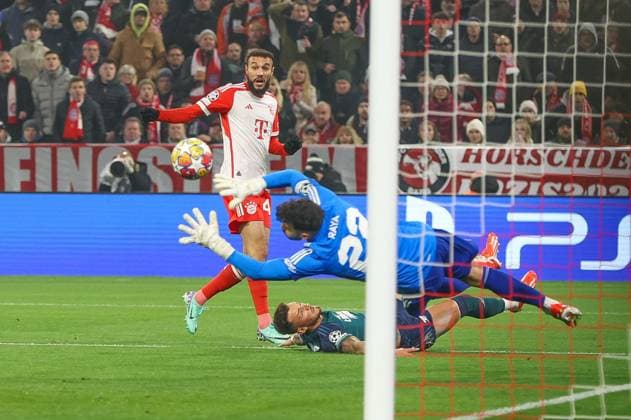 im Zweikampf, Aktion, mit Ben White 4 (FC Arsenal London), Noussair Mazraoui 40 (FC Bayern Muenchen), David Raya 22 (FC Arsenal London), FC Bayern Muenchen vs. FC Arsenal, Champions League, Fussball, Viertelfinale, Rueckspiel, 17.04.2024 Muenchen Bayern Deutschland