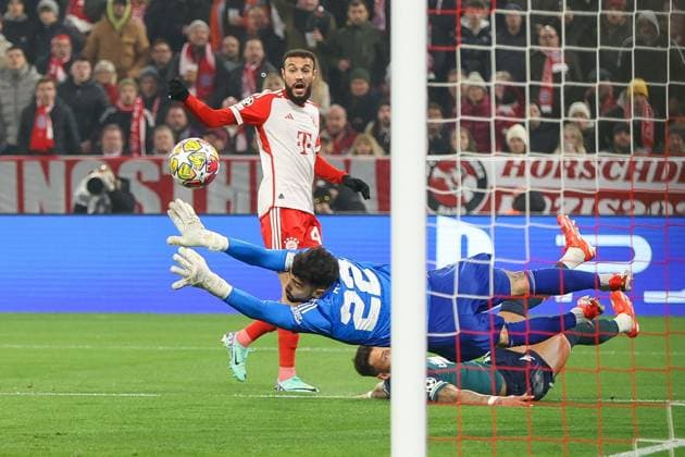 im Zweikampf, Aktion, mit Ben White 4 (FC Arsenal London), Noussair Mazraoui 40 (FC Bayern Muenchen), David Raya 22 (FC Arsenal London), FC Bayern Muenchen vs. FC Arsenal, Champions League, Fussball, Viertelfinale, Rueckspiel, 17.04.2024 Muenchen Bayern Deutschland
