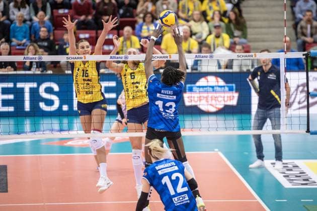 Krystal Rivers (Allianz MTV Stuttgart, 13) vs. Indy Baijens (SSC Palmberg Schwerin, 16) und Nova Marring (SSC Palmberg Schwerin, 33) Allianz MTV Stuttgart - SSC Palmberg Schwerin, Volleyball Bundesliga, Frauen, VBL, Saison 2023 24, Deutsche Meisterschaft Finale - Spiel 2, 17.04.2024, Stuttgart (SCHARRena), DEU GER, Allianz MTV Stuttgart - SSC Palmberg Schwerin, Volleyball, Bundesliga, easycredit VBL, Deutsche Meisterschaft Finale Spiel 2, Spielzeit 2023 2024, 17.04.2024 Stuttgart Copyright: xSandyxDinkelackerx EP_SDR