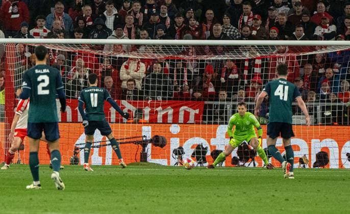 Fussball, Herren, Saison 2023 2024, Champions League (Viertelfinale, Rückspiel), FC Bayern München - Arsenal London, v. l. William Saliba (FC Arsenal), Gabriel Martinelli (FC Arsenal), Torhüter Manuel Neuer (FC Bayern München), Declan Rice (FC Arsenal), 17.04.2024, Copyright: xMatthiasxKochx