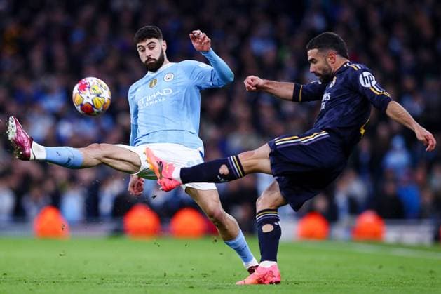 Dani Carvajal of Real Madrid clears the ball under pressure from Josko Gvardiol of Manchester City Manchester City v Real Madrid, UEFA Champions League, Quarter Final, Second Leg, Football, Etihad Stadium, Manchester, UK - 17 Apr 2024 EDITORIAL USE ONLY No use with unauthorised audio, video, data, fixture lists, club league logos or live services. Online in-match use limited to 120 images, no video emulation. No use in betting, games or single club league player publications. Copyright: xMattxWest Shutterstockx 14434933bf