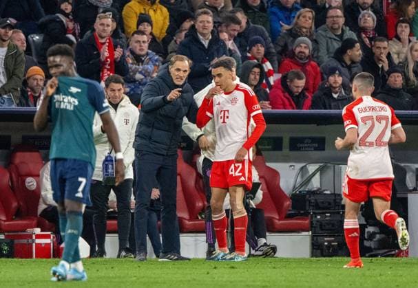 Fussball, Herren, Saison 2023 2024, Champions League (Viertelfinale, Rückspiel), FC Bayern München - Arsenal London, v. l. Bukayo Saka (FC Arsenal), Trainer Thomas Tuchel (FC Bayern München), Jamal Musiala (FC Bayern München), Raphael Guerreiro (FC Bayern München), 17.04.2024, Copyright: xMatthiasxKochx