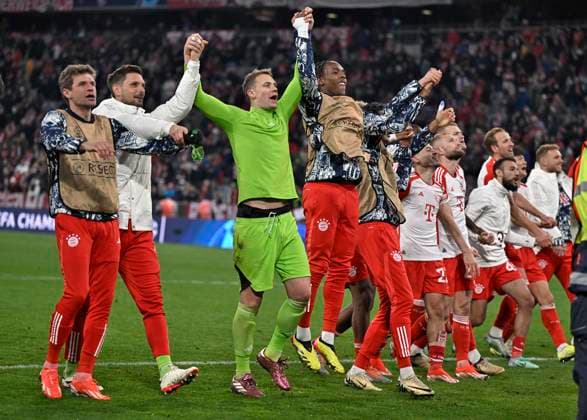 17.04.2024, Fussball UEFA Championsleague 2023 2024: Viertelfinale, FC Bayern München - FC Arsenal London, in der Allianz-Arena München. v.l. Thomas Müller (FC Bayern München), Torwart Sven Ulreich (FC Bayern München), Torwart Manuel Neuer (FC Bayern München), Mathys Tel (Bayern München), Raphael Guerreiro (FC Bayern München), Konrad Laimer (FC Bayern München), Eric Maxim Choupo-Moting (FC Bayern München), Harry Kane (FC Bayern München) jubeln