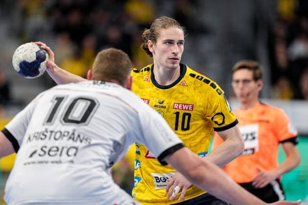 v.li.: Dainis Kristopans (MTM, 10), Juri Knorr (RNL, 10), Aktion, Action, Spielszene, 18.04.2024, Mannheim (Deutschland), Handball, Bundesliga, Rhein-Neckar Löwen - MT Melsungen