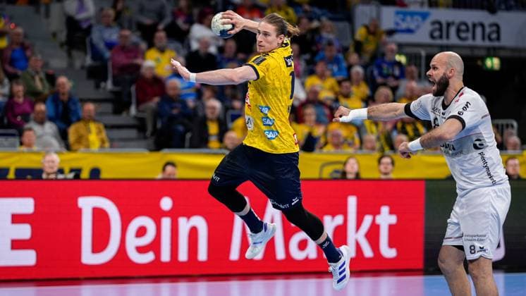 v.li.: Juri Knorr (RNL, 10), Adrian Sipos (MTM, 8), beim Sprungwurf, Wurf, Torwurf, Action, Aktion, Spielszene, 18.04.2024, Mannheim (Deutschland), Handball, Bundesliga, Rhein-Neckar Löwen - MT Melsungen