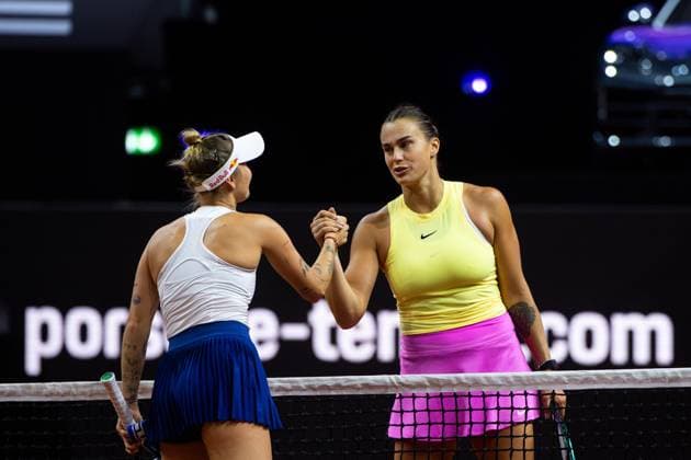 Aryna Sabalenka (Belarus) im Bild gratuliert Marketa Vondrousova (Tschechien) zum Sieg, Marketa Vondrousova (Tschechien) vs Aryna Sabalenka (Belarus), Viertelfinale, Einzel, GER, Porsche Tennis Grand Prix Stuttgart, WTA, Tennis Damen 500, 19.04.2024 GER, Porsche Tennis Grand Prix Stuttgart, WTA 500, 19.04.2024 Stuttgart Copyright: xEibner-Pressefoto Memmlerx EP_MMR