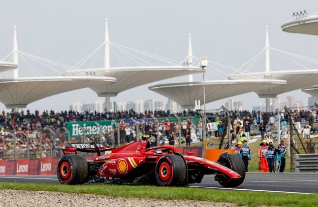 55 SAINZ Carlos (spa), Scuderia Ferrari SF-24, action crash, accident, during the Formula 1 Lenovo Chinese Grand Prix 2024, 5th round of the 2024 Formula One World Championship, WM, Weltmeisterschaft from April 19 to 21, 2024 on the Shanghai International Circuit, in Shanghai, China - F1 - CHINESE GRAND PRIX 2024 DPPI Panoramic F12024GP05CHN_JK337763