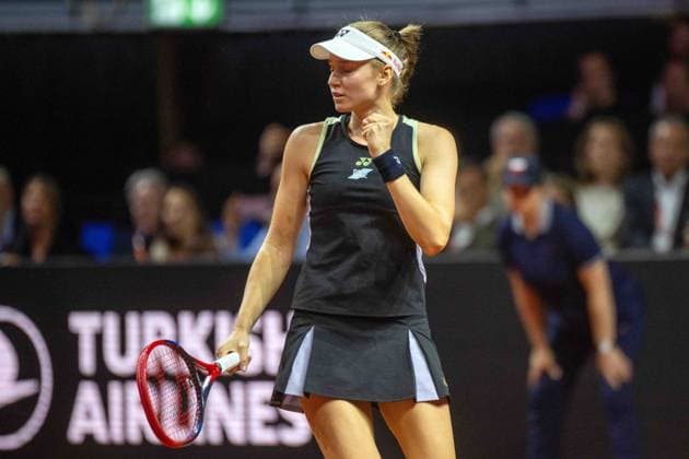 Jubel und Freude bei Elena Rybakina (KAZ) nach Ihrem Sieg über die aktuelle Nummer 1 der Welt Iga Swiatek (POL) und dem Einzug in das Finale des Porsche Tennis Grand Prix. xettx, Deutschland, Stuttgart, 20.04.2024, Tennis, Porsche Tennis Grand Prix, Day 8, 2024, Halbfinale, I.Swiatek-E.Rybakina, Porsche Arena Foto: A2 Bildagentur Peter Hartenfelser