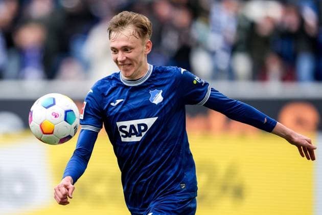 Maximilian Beier (Hoffenheim, 14), am Ball, Einzelbild, Einzelfoto, Aktion, Action, 20.04.2024, Sinsheim (Deutschland), Fussball, Bundesliga, TSG 1899 Hoffenheim - Borussia Mönchengladbach, DFB DFL REGULATIONS PROHIBIT ANY USE OF PHOTOGRAPHS AS IMAGE SEQUENCES AND OR QUASI-VIDEO.