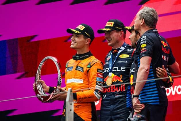 Podium: NORRIS Lando (gbr), McLaren F1 Team MCL38, VERSTAPPEN Max (ned), Red Bull Racing RB20, PEREZ Sergio (mex), Red Bull Racing RB20, MONAGHAN Paul, Chief Engineer & Car Engineering of Red Bull Racing, portrait during the Formula 1 Lenovo Chinese Grand Prix 2024, 5th round of the 2024 Formula One World Championship, WM, Weltmeisterschaft from April 19 to 21, 2024 on the Shanghai International Circuit, in Shanghai, China - F1 - CHINESE GRAND PRIX 2024 DPPI Panoramic 240421_R05_CHINA_DP_FGOO3407