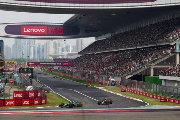 14 ALONSO Fernando (spa), Aston Martin F1 Team AMR24, 11 PEREZ Sergio (mex), Red Bull Racing RB20, action during the Formula 1 Lenovo Chinese Grand Prix 2024, 5th round of the 2024 Formula One World Championship, WM, Weltmeisterschaft from April 19 to 21, 2024 on the Shanghai International Circuit, in Shanghai, China - F1 - CHINESE GRAND PRIX 2024 DPPI Panoramic 240421_R05_CHINA_DP_FGOO1579