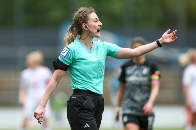 Schiedsrichterin Miriam Schwermer gestikuliert, Gestik, Frauen Bundesliga, 1.FC Koeln - SC Freiburg, Franz-Kremer-Stadion am 21. April 2024 in Koeln, Deutschland. (Foto von Oliver Kaelke DeFodi Images) Schiedsrichterin Miriam Schwermer gestures, Frauen Bundesliga, 1.FC Koeln - SC Freiburg, Franz-Kremer-Stadion on April 21, 2024 in Cologne, Germany. (Photo by Oliver Kaelke DeFodi Images) Defodi-678_2024_04_121_OK_FCKSCF_0907