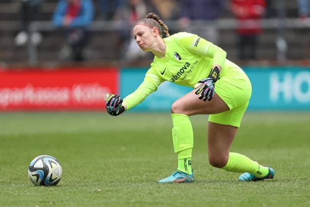 Torfrau Rafaela Borggraefe (SC Freiburg) in Aktion, am Ball, Einzelaktion, Frauen Bundesliga, 1.FC Koeln - SC Freiburg, Franz-Kremer-Stadion am 21. April 2024 in Koeln, Deutschland. (Foto von Oliver Kaelke DeFodi Images) Torfrau Rafaela Borggraefe (SC Freiburg) controls the ball, Frauen Bundesliga, 1.FC Koeln - SC Freiburg, Franz-Kremer-Stadion on April 21, 2024 in Cologne, Germany. (Photo by Oliver Kaelke DeFodi Images) Defodi-678_2024_04_121_OK_FCKSCF_0914