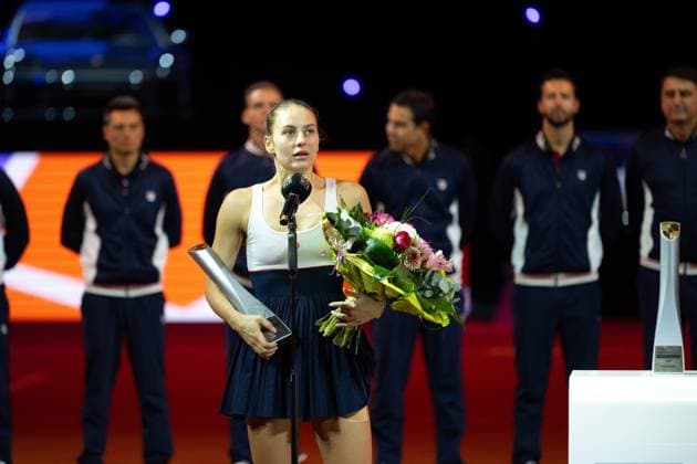 Marta Kostyuk (UKR) mit dem Pokal für Ihren 2ten Platz. xettx, Deutschland, Stuttgart, 21.04.2024, Tennis, Porsche Tennis Grand Prix, Day 9, 2024, Finale, E.Rybakina-M.Kostyuk, Porsche Arena Foto: A2 Bildagentur Peter Hartenfelser