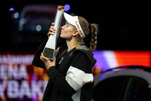 Elena Rybakina (KAZ) mit dem Siegerkuss für den Pokal. xettx, Deutschland, Stuttgart, 21.04.2024, Tennis, Porsche Tennis Grand Prix, Day 9, 2024, Finale, E.Rybakina-M.Kostyuk, Porsche Arena Foto: A2 Bildagentur Peter Hartenfelser