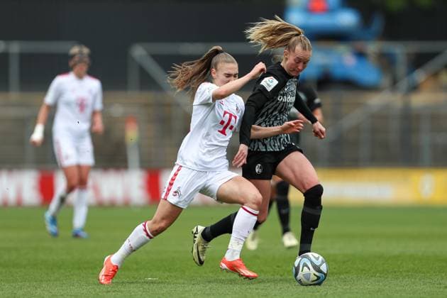 Alena Bienz (1. FC Koeln) und Janina Minge (SC Freiburg) in Aktion, am Ball, Einzelaktion, Frauen Bundesliga, 1.FC Koeln - SC Freiburg, Franz-Kremer-Stadion am 21. April 2024 in Koeln, Deutschland. (Foto von Oliver Kaelke DeFodi Images) Alena Bienz (1. FC Koeln) und Janina Minge (SC Freiburg) controls the ball, Frauen Bundesliga, 1.FC Koeln - SC Freiburg, Franz-Kremer-Stadion on April 21, 2024 in Cologne, Germany. (Photo by Oliver Kaelke DeFodi Images) Defodi-678_2024_04_121_OK_FCKSCF_0950