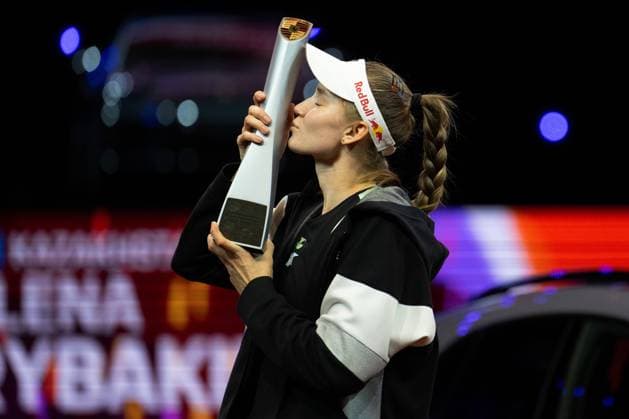 Elena Rybakina (KAZ) mit dem Siegerkuss. xettx, Deutschland, Stuttgart, 21.04.2024, Tennis, Porsche Tennis Grand Prix, Day 9, 2024, Finale, E.Rybakina-M.Kostyuk, Porsche Arena Foto: A2 Bildagentur Peter Hartenfelser