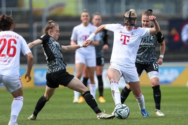 Lisa Kolb (SC Freiburg), Celina Degen (1. FC Koeln) und Annabel Schasching (SC Freiburg) im Zweikampf, Frauen Bundesliga, 1.FC Koeln - SC Freiburg, Franz-Kremer-Stadion am 21. April 2024 in Koeln, Deutschland. (Foto von Oliver Kaelke DeFodi Images) Lisa Kolb (SC Freiburg), Celina Degen (1. FC Koeln) und Annabel Schasching (SC Freiburg) battle for the ball, Frauen Bundesliga, 1.FC Koeln - SC Freiburg, Franz-Kremer-Stadion on April 21, 2024 in Cologne, Germany. (Photo by Oliver Kaelke DeFodi Images) Defodi-678_2024_04_121_OK_FCKSCF_1069