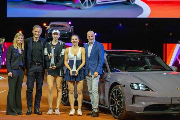 Sportliche Leiterin Anke Huber, Oliver Blume (Vorstandsvorsitzender der Dr. Ing. h. c. F. Porsche AG und der Volkswagen AG) und die Siegerin Elena Rybakina (KAZ), Marta Kostyuk (UKR) und Turnierdirektor Markus Guenthardt. xettx, Deutschland, Stuttgart, 21.04.2024, Tennis, Porsche Tennis Grand Prix, Day 9, 2024, Finale, E.Rybakina-M.Kostyuk, Porsche Arena Foto: A2 Bildagentur Peter Hartenfelser