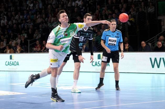 DEU, DHB, 1.HBL, Fuechse Berlin vs. THW Kiel, 21.04.2024, Max-Schmeling-Halle, Berlin, DEU, DHB, 1.HBL, Fuechse Berlin vs. THW Kiel, im Bild 7m von Hans Lindberg (Fuechse Berlin 18), Hendrik Pekeler (THW Kiel 61) Foto: Juergen Engler nordphoto GmbH