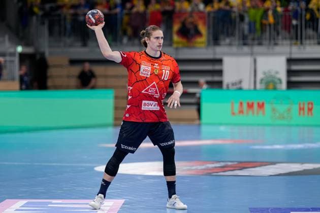 Sport Bilder des Tages Juri Knorr (RNL, 10), am Ball, Freisteller, Ganzkörper, Einzelbild, Einzelfoto, Aktion, Action, 23.04.2024, Heidelberg (Deutschland), Handball, EHF European League, Viertelfinale, Rhein-Neckar Löwen - Sporting CP Lissabon