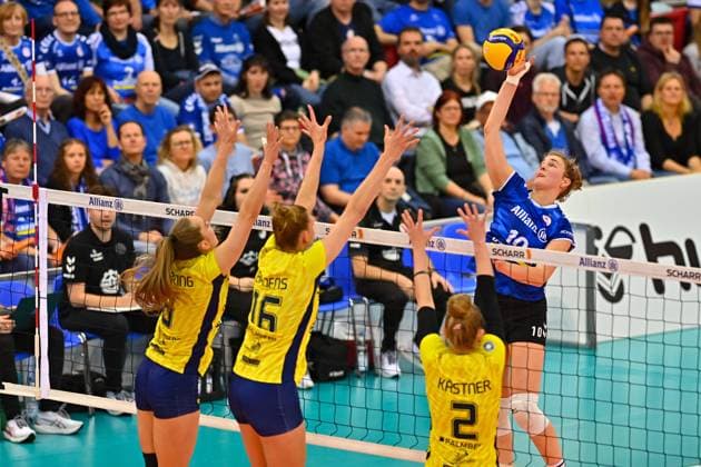 DVL PO Allianz MTV Stuttgart - SSC Palmberg Schwerin, 24.04.2024 DVL, Playoff Finale, Spiel 4, Volleyball, Damen, Saison 2023 24, Allianz MTV Stuttgart (in Blau), gegen SSC Palmberg Schwerin (in Gelb), Jolien Knollema im Angriff gegen Nova Marring, Indy Baijens und Pia Kästner, von links, Copyright: xBEAUTIFULxSPORTS TomxBlochx