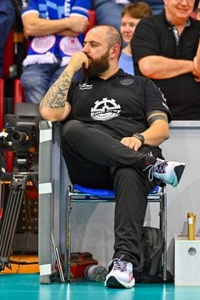 DVL PO Allianz MTV Stuttgart - SSC Palmberg Schwerin, 24.04.2024 DVL, Playoff Finale, Spiel 4, Volleyball, Damen, Saison 2023 24, Allianz MTV Stuttgart (in Blau), gegen SSC Palmberg Schwerin (in Gelb), Konstantin Bitter, Trainer Stuttgart Copyright: xBEAUTIFULxSPORTS TomxBlochx