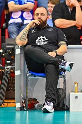 DVL PO Allianz MTV Stuttgart - SSC Palmberg Schwerin, 24.04.2024 DVL, Playoff Finale, Spiel 4, Volleyball, Damen, Saison 2023 24, Allianz MTV Stuttgart (in Blau), gegen SSC Palmberg Schwerin (in Gelb), Konstantin Bitter, Trainer Stuttgart Copyright: xBEAUTIFULxSPORTS TomxBlochx