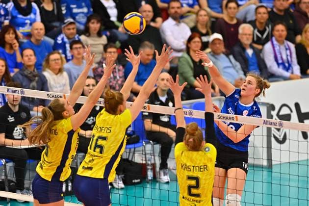DVL PO Allianz MTV Stuttgart - SSC Palmberg Schwerin, 24.04.2024 DVL, Playoff Finale, Spiel 4, Volleyball, Damen, Saison 2023 24, Allianz MTV Stuttgart (in Blau), gegen SSC Palmberg Schwerin (in Gelb), Jolien Knollema im Angriff gegen Nova Marring, Indy Baijens und Pia Kästner, von links, Copyright: xBEAUTIFULxSPORTS TomxBlochx