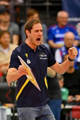 DVL PO Allianz MTV Stuttgart - SSC Palmberg Schwerin, 24.04.2024 DVL, Playoff Finale, Spiel 4, Volleyball, Damen, Saison 2023 24, Allianz MTV Stuttgart (in Blau), gegen SSC Palmberg Schwerin (in Gelb), Felix Koslowski, Trainer Schwerin, Copyright: xBEAUTIFULxSPORTS TomxBlochx