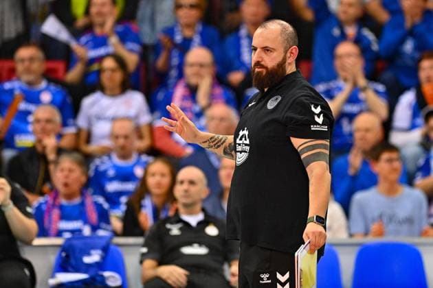 DVL PO Allianz MTV Stuttgart - SSC Palmberg Schwerin, 24.04.2024 DVL, Playoff Finale, Spiel 4, Volleyball, Damen, Saison 2023 24, Allianz MTV Stuttgart (in Blau), gegen SSC Palmberg Schwerin (in Gelb), Konstantin Bitter, Trainer Stuttgart Copyright: xBEAUTIFULxSPORTS TomxBlochx