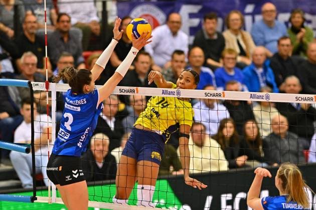 DVL PO Allianz MTV Stuttgart - SSC Palmberg Schwerin, 24.04.2024 DVL, Playoff Finale, Spiel 4, Volleyball, Damen, Saison 2023 24, Allianz MTV Stuttgart (in Blau), gegen SSC Palmberg Schwerin (in Gelb), Jazmine White 14 im Angriff gegen 3 Maria Segura Palleres, Copyright: xBEAUTIFULxSPORTS TomxBlochx
