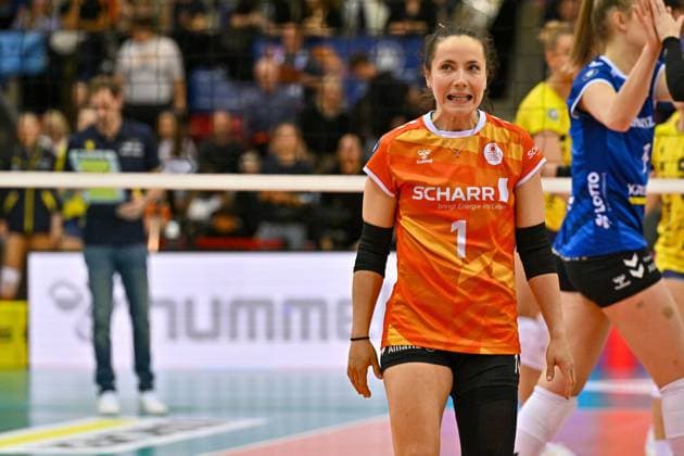 DVL PO Allianz MTV Stuttgart - SSC Palmberg Schwerin, 24.04.2024 DVL, Playoff Finale, Spiel 4, Volleyball, Damen, Saison 2023 24, Allianz MTV Stuttgart (in Blau), gegen SSC Palmberg Schwerin (in Gelb), Roosa Koskelo, Libero Stuttgart Copyright: xBEAUTIFULxSPORTS TomxBlochx