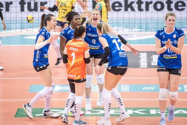 Jubelnde Stuttgarterinnen Mitte: Krystal Rivers (Allianz MTV Stuttgart, 13) und Monique Strubbe (Allianz MTV Stuttgart, 08) Allianz MTV Stuttgart - SSC Palmberg Schwerin, Volleyball Bundesliga, Frauen, VBL, Saison 2023 24, Deutsche Meisterschaft Finale - Spiel 4, 24.04.2024, Stuttgart (SCHARRena), DEU GER, Allianz MTV Stuttgart - SSC Palmberg Schwerin, Volleyball, Bundesliga, easycredit VBL, Deutsche Meisterschaft Finale Spiel 4, Spielzeit 2023 2024, 24.04.2024 Stuttgart Copyright: xSandyxDinkelackerx EP_SDR