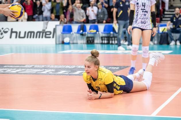 Pia Kaestner (SSC Palmberg Schwerin, 02) am Boden des Spielfeldes Allianz MTV Stuttgart - SSC Palmberg Schwerin, Volleyball Bundesliga, Frauen, VBL, Saison 2023 24, Deutsche Meisterschaft Finale - Spiel 4, 24.04.2024, Stuttgart (SCHARRena), DEU GER, Allianz MTV Stuttgart - SSC Palmberg Schwerin, Volleyball, Bundesliga, easycredit VBL, Deutsche Meisterschaft Finale Spiel 4, Spielzeit 2023 2024, 24.04.2024 Stuttgart Copyright: xSandyxDinkelackerx EP_SDR