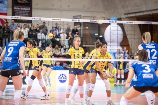 Mitte: Pia Kaestner (SSC Palmberg Schwerin, 02) und Jazmine White (SSC Palmberg Schwerin, 14) - konzentriert am Netz Allianz MTV Stuttgart - SSC Palmberg Schwerin, Volleyball Bundesliga, Frauen, VBL, Saison 2023 24, Deutsche Meisterschaft Finale - Spiel 4, 24.04.2024, Stuttgart (SCHARRena), DEU GER, Allianz MTV Stuttgart - SSC Palmberg Schwerin, Volleyball, Bundesliga, easycredit VBL, Deutsche Meisterschaft Finale Spiel 4, Spielzeit 2023 2024, 24.04.2024 Stuttgart Copyright: xSandyxDinkelackerx EP_SDR